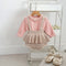 Conjunto de Dos Piezas para Bebé Niña - Cardigan Bicolor con Falda Pantalón Suspensores