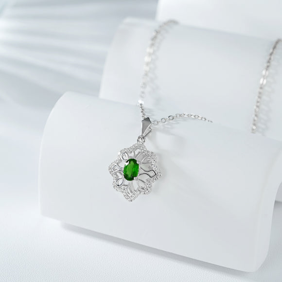 Collar Colgante Diopside Verde de Alta Calidad - Diseño Hueco Estrella Ocho