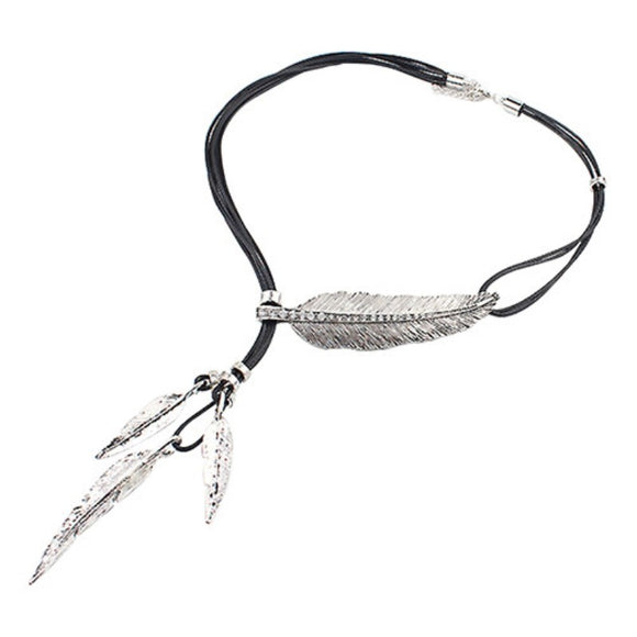 Collar Pendiente Multicapa con Borlas de Plumas y Hojas en Cuerda Negra - 3 Colores