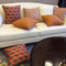 Almohada Naranja con Geometría Tridimensional Cuadrada