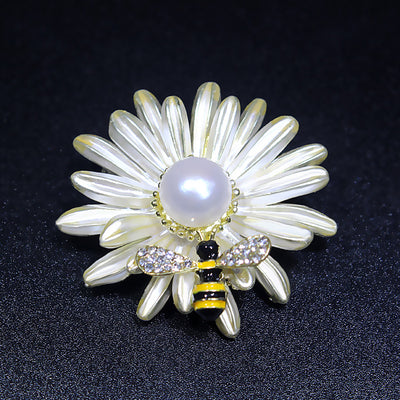 Broche Floral Silvestre con Perla Genuina y Abeja - Accesorio Elegante para Vestidos - Image 5