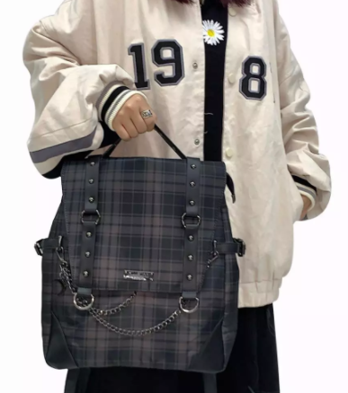Mochila con Cadena de Cuadros - Image 11