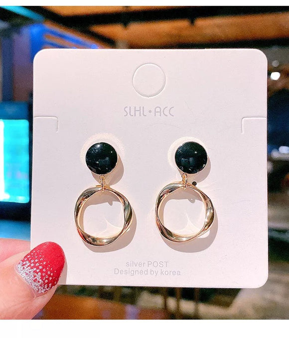 Aretes de Aro Blanco Pequeño - Diseño Minimalista Elegante