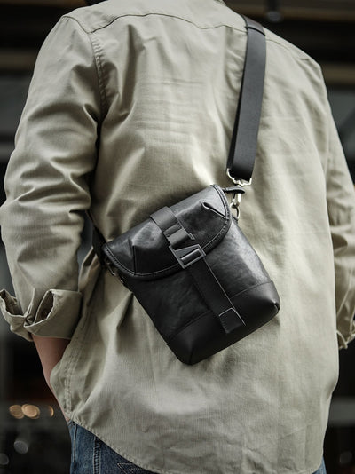 Bolso Bandolera de Cuero para Hombre con Diseño Asimétrico - Image 4