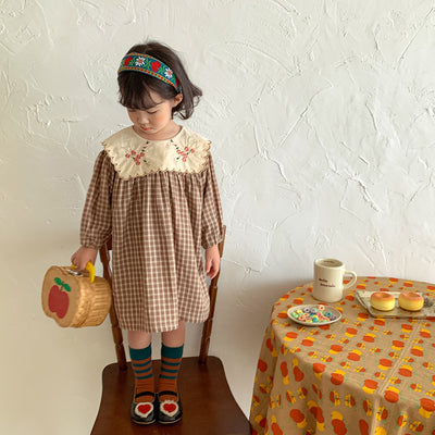 Vestido Infantil Estilo Occidental con Cuello Ancho y Flores Bordadas - Image 11