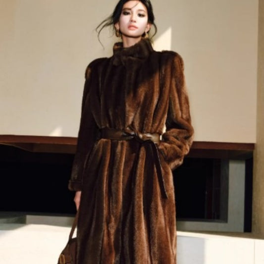 Abrigo Eco-fur con Cinturón de Silueta 3D y Textura Visón