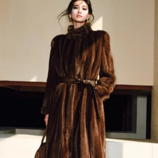 Abrigo Eco-fur con Cinturón de Silueta 3D y Textura Visón