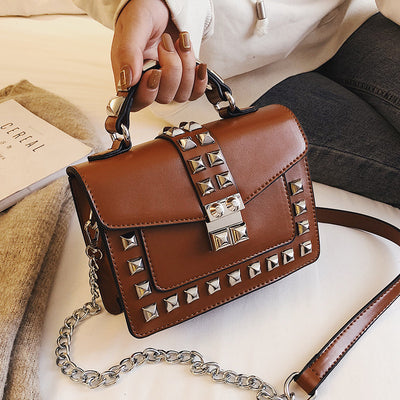 Bolso de Hombro con Cadena y Tachuelas - Image 3