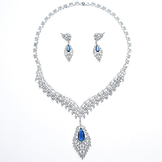 Conjunto de Aretes y Collar con Alas de Circón - Elegancia y Temperamento - Image 2