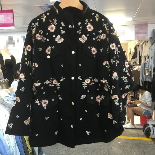 Gabardina de Industria Pesada con Flores Bordadas - Image 2