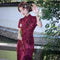 Vestido Cheongsam Retro Rojo con Flores Terciopeladas - Manga Corta Midi Clásico
