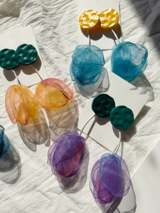 Aretes de Flor Tul con Cristales Grandes - Image 5