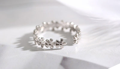 Anillo de Plata Hueco con Flor Delicada - Image 9