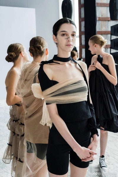Blusa Diseñadora Estilo Collision con Encaje y Detalles Irregulares - Image 2