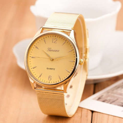 Reloj Dorado con Doble Fila de Diamantes y Números Romanos Resistente al Agua