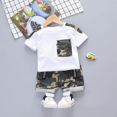 Conjunto de Dos Piezas Camuflado con Shorts de Manga Corta