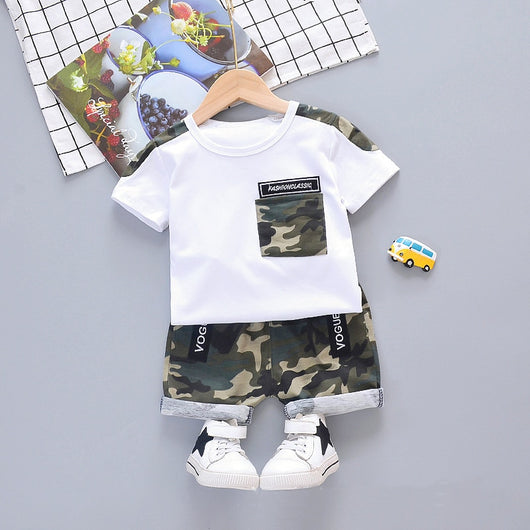 Conjunto de Dos Piezas Camuflado con Shorts de Manga Corta