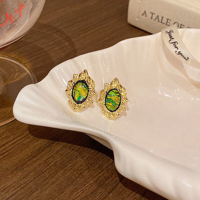 Aretes Metálicos Plisados Irregulares Verde Retro - Image 4