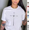 Playera Gráfica Cuello Redondo con Estampado de Corazones Cruzados para Mujer
