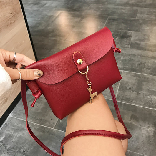 Funda Minimalista para Celular con Colgante de Venado Metálico - Image 4