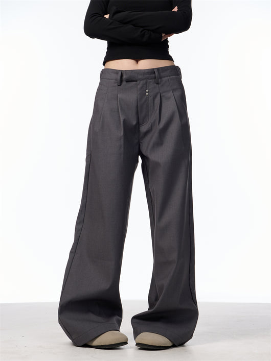 Pantalón Casual Holgado con Pliegues Dobles y Remaches - Image 6