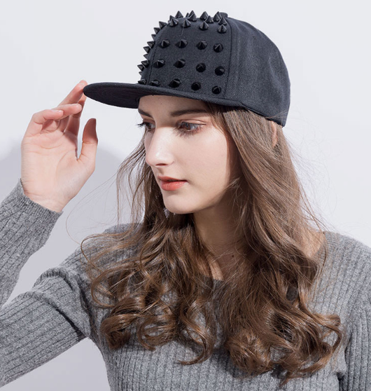 Gorras Negras con Remaches - Image 2