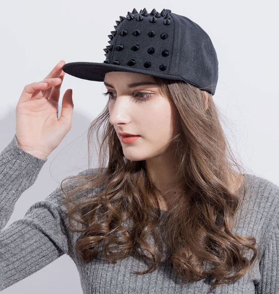 Gorras Negras con Remaches