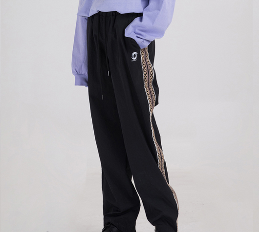 Pantalones Rectos Clásicos con Detalles Bordados Laterales - Image 4