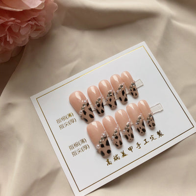 Manicura Estampado Leopardo con Perlas - Acabado Blanco Elegante - Image 5