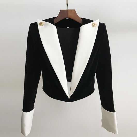 Traje Corto de Terciopelo con Solapas Contrastantes y Botones Dorados - Image 8