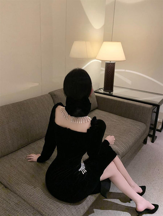 Vestido Negro Elegante con Cuello Cuadrado, Mangas Voluminosas y Detalle de Perlas - Image 12