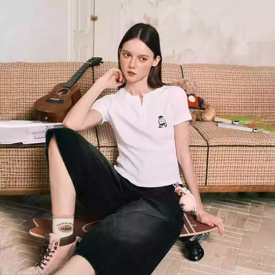 Camiseta Entallada Cuello V para Mujer - Diseño Minimalista - Image 11