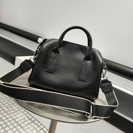 Bolso de Mano en Cuero Genuino con Diseño Minimalista y Suave - Image 5