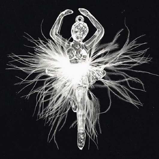 Adorno Navideño Bailarina de Ballet en Acrílico - Image 2