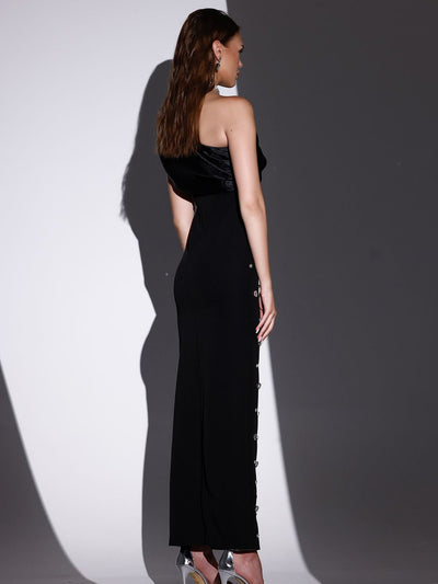 Vestido de Noche Negro con Hombros Descubiertos y Detalles Diamantados - Image 5