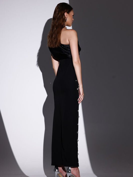 Vestido de Noche Negro con Hombros Descubiertos y Detalles Diamantados - Image 5
