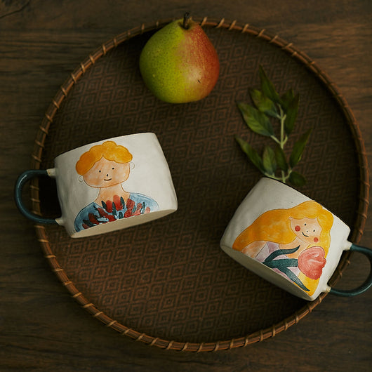 Taza de Cerámica Pintada a Mano con Pareja Tomando Agua - Regalo Romántico - Image 3