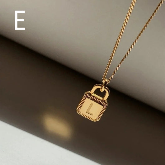 Collar Colgante Cuadrado con 26 Letras en Oro Laminado 18K - Image 14