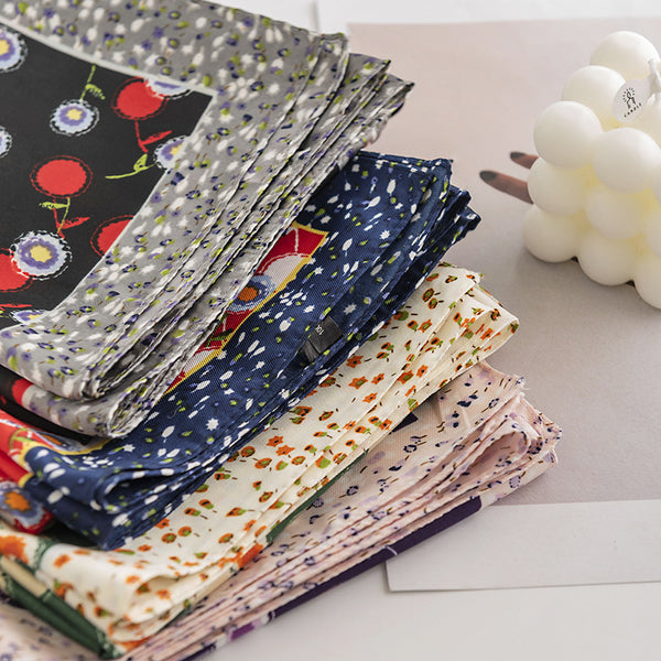 Pañuelo de Seda Estampado Diente de León - Accesorio Profesional Tendencia