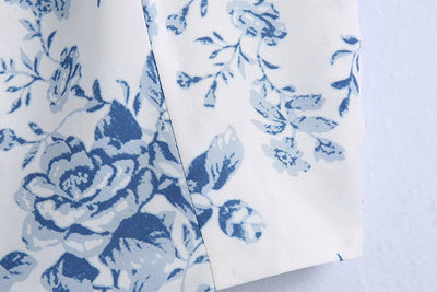 Blusa Corta con Estampado Porcelana Azul y Blanco y Mangas Fruncidas - Image 9