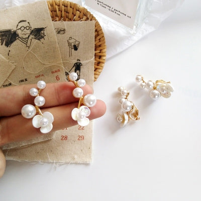 Aretes de Perla Metálica con Forma de Flor