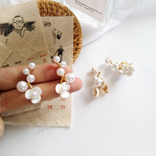 Aretes de Perla Metálica con Forma de Flor
