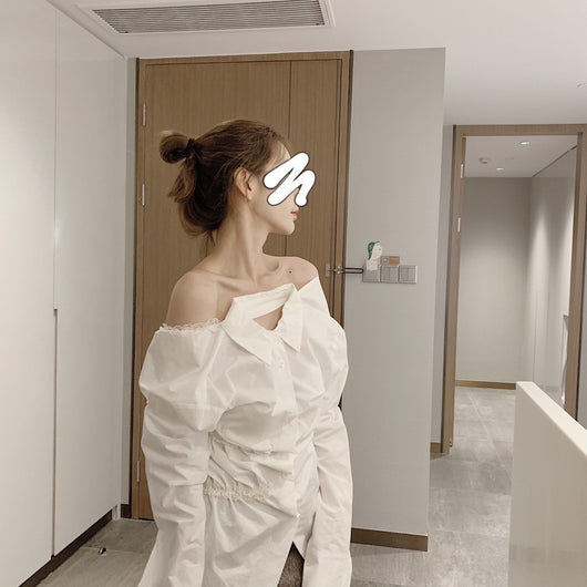 Blusa Blanca con Pliegues y Detalles de Encaje - Image 7