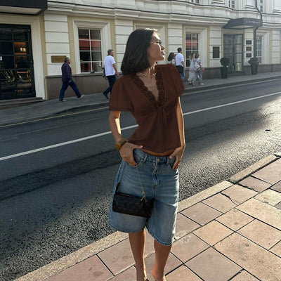 Blusa Ajustada con Escote V y Detalles de Encaje - Image 15