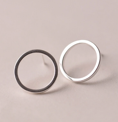 Aretes Minimalistas de Círculo - Elegancia Discreta - Image 8