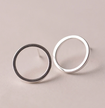 Aretes Minimalistas de Círculo - Elegancia Discreta - Image 8