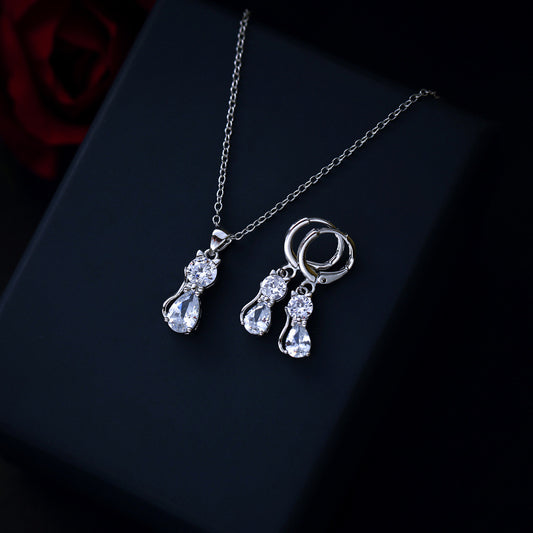 Conjunto de Collar y Aretes con Dije de Gato en Circonia