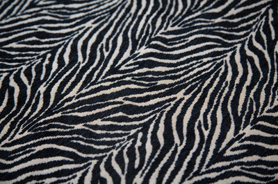 Capa Sudadera Negra con Patrón Moderno - Image 21