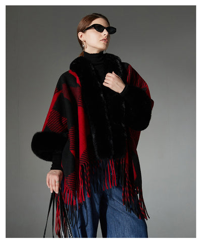 Chal Navideño Rojo con Cuello de Peluche, Diseño Jacquard y Borlas Geométricas - Image 7