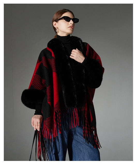 Chal Navideño Rojo con Cuello de Peluche, Diseño Jacquard y Borlas Geométricas - Image 7